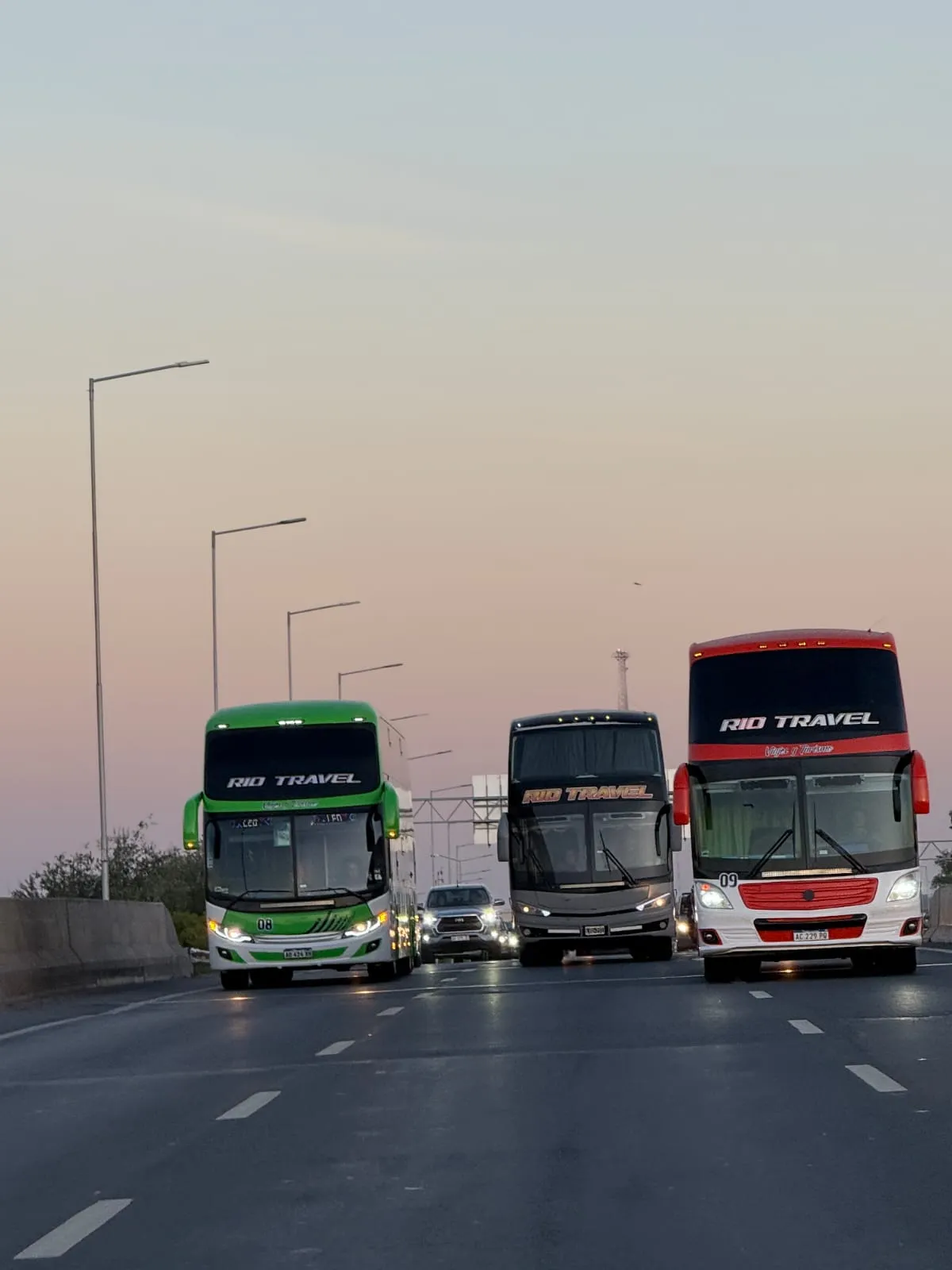 Tres buses de Rio Travel en la ruta al atardecer