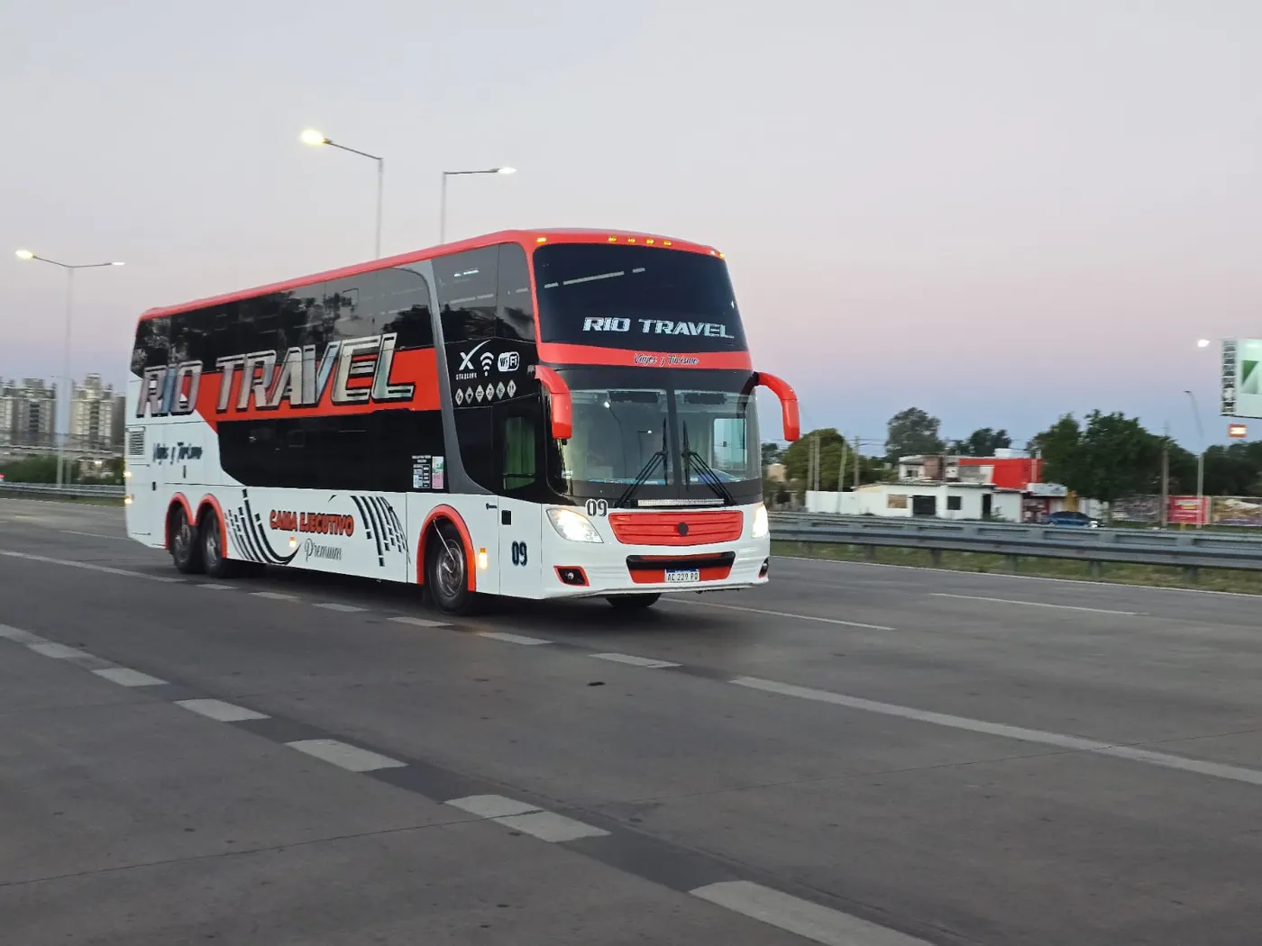 Bus de Rio Travel de dos pisos en la ruta