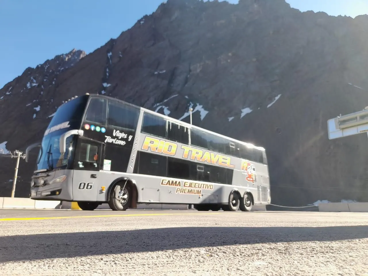 Bus de Rio Travel frente a la cordillera