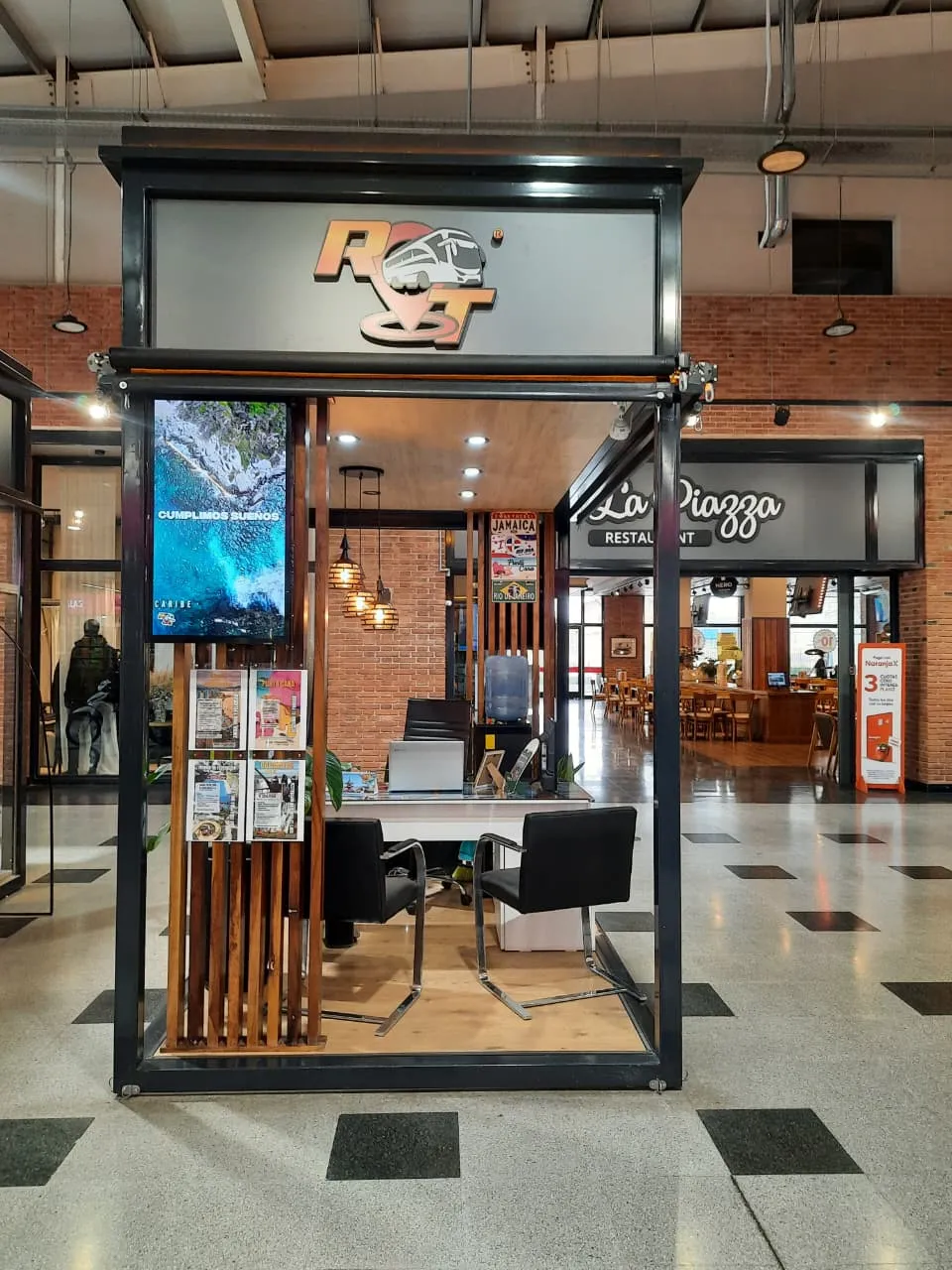 Stand de Rio Travel visto desde el pasillo del mall