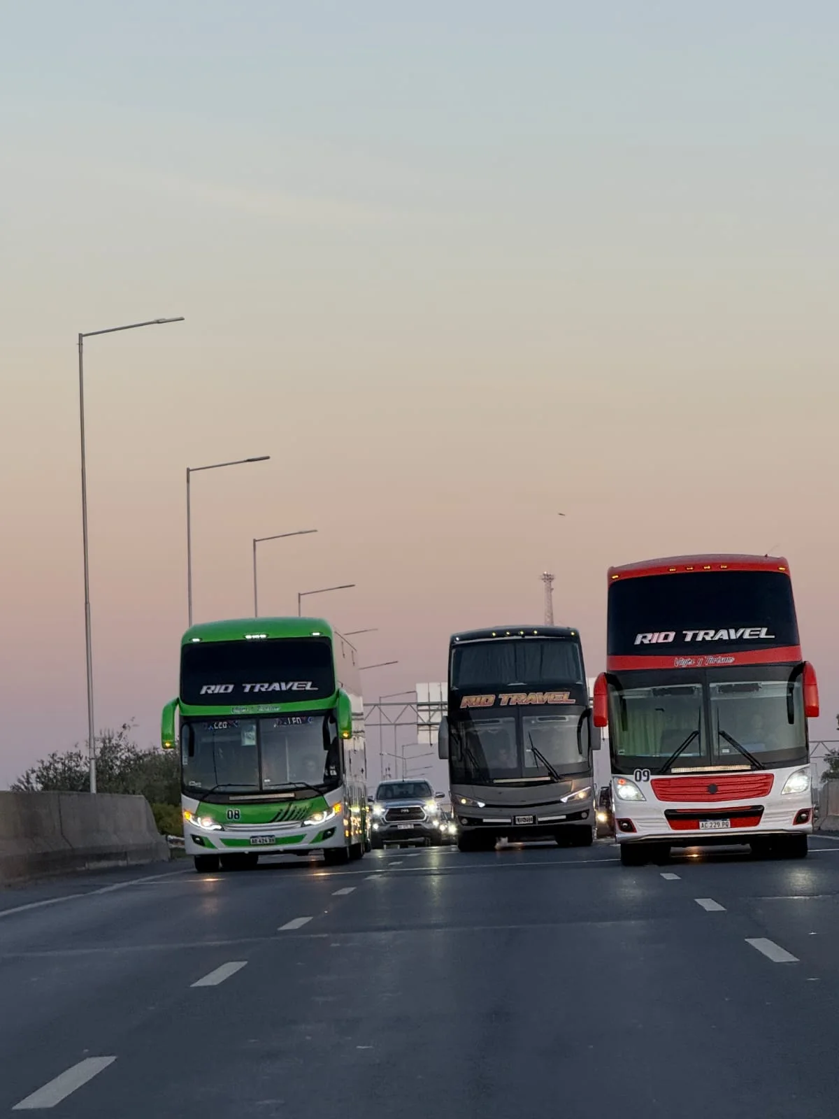 Colectivos de Rio Travel en la ruta al atardecer