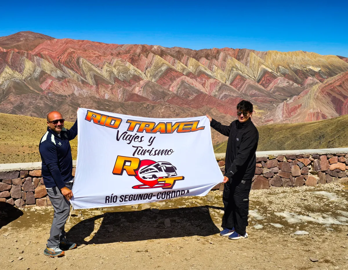 Pasajeros de Rio Travel en Salta y Jujuy con la bandera de la agencia