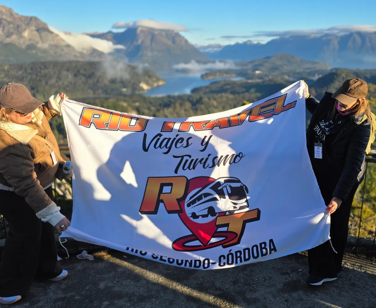 Pasajeros en Bariloche con vista al lago